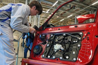 Im VW-Werk Zwickau werden Autos jetzt auch zerlegt - Der VW-Auszubildende Maurice Gräbner bei der Demontage einer Tür eines ID.3 Einwandfreie Teile sollen wieder in den Gebrauchtmarkt fließen.