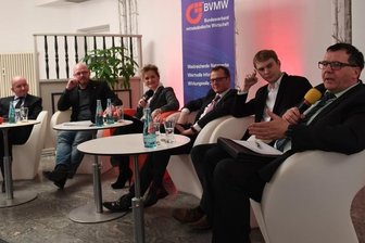 Im Wahlkampf gegen die Bürokratie - Die Talkrunde. Von links: Karsten Teubner (AfD), Sören Wittig (SPD), Moderatorin Uta Georgi, Alexander Krauß (CDU), Sebastian Walter (Bündnis 90/Die Grünen) und Klaus Tischendorf (Die Linke).