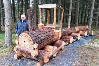 Im Wald bei Bad Elster: Eisenbahn aus Holzstämmen als Attraktion für Kinder - Rolf Wurlitzer und seine Holzkunst: Der Roßbacher Mockel ist als Kleinbahn seit mehr als einem Dreivierteljahrhundert Geschichte - aber als Erinnerung aus Baumstämmen lebt er wieder auf.