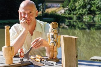 Im Waldschlößchenpark fliegen die Späne - Jörn Michael aus Annaberg-Buchholz ist einer der neun Künstler, die vom9. bis zum 18. September an einem Holzbildhauersymposium im Buchholzer Waldschlößchenpark mitwirken werden.