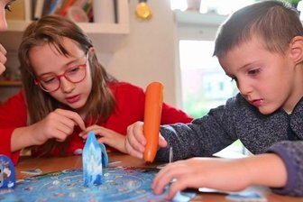 Im Wasser blüht der sechsjährige Janek so richtig auf - Spielen im Kreise seiner Familie macht Janek besonders viel Spaß. Die Leser der "Freien Presse" können ihm das Leben ein Stück erleichtern.