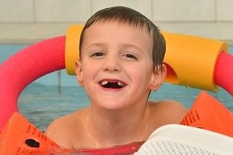 Im Wasser blüht Janek so richtig auf - Die kleine Pause hat sich der Sechsjährige verdient.