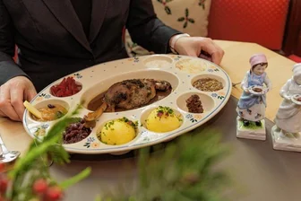 Im Weihnachtsland: Was bei Erzgebirgern zum Fest auf den Tisch kommt - Zu Weihnachten kommen die Menschen im Erzgebirge zusammen und zelebrieren gemeinsam ein großes Festessen. Was dabei aufgetischt wird, ist ganz unterschiedlich. Traditionell ist es bei vielen Familien noch immer das Neinerlaa, das etwa im Annaberg-Buchholzer Ratskeller von Matthias Singer auf speziellen Tellern nach "Buchholzer Hanghiehner-Art" angeboten wird.