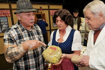 Im Weihnachtsstück der Bergbühne Eibenstock geht es frivol und komisch zu - Spielen im Weihnachtsstück der Bergbühne Eibenstock mit (v.l.) Eckhard Schlegel, Petra Nötzoldt und Andreas Pawlowsky. 