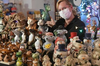 Im Weinladen gibt es jetzt auch Volkskunst -