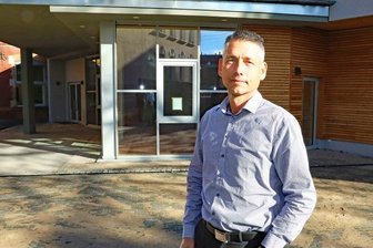Im Werdauer Gymnasium müssen Bauarbeiter "nachsitzen" - Jörg Oettler, Leiter des Werdauer Gymnasiums, informiert sich regelmäßig über den aktuellen Stand auf der Baustelle an seiner Schule.