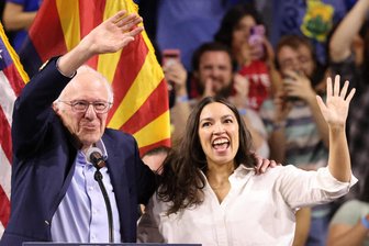 Im Westen der USA erwacht der Widerstand - Der parteilose Sozialist Bernie Sanders und die demokratische Kongressabgeordnete Alexandria Ocasio-Cortez mobilisierten allein in Denver 34.000 Zuhörer. Vor vier Wochen hatte Sanders in Nebraska seine Protesttour „Fighting Oligarchy“ (Kampf der Oligarchie) begonnen.