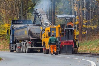 Im Westerzgebirge sind jetzt zeitgleich drei Bundesstraßen dicht - Auf der B 169 in Aue lässt das Landesstraßenbauamt seit dieser Woche Fahrbahnschäden sanieren. Dafür ist die Trasse gesperrt.