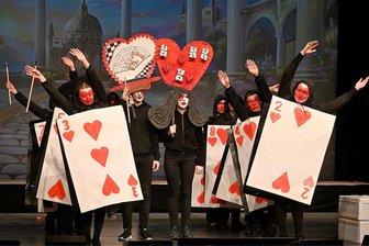 Im Wunderland sind alle verrückt: Oelsnitzer Gymnasiasten sorgen für furiosen Theaterabend - Neuntklässler des Julius-Mosen-Gymnasiums Oelsnitz haben „Im Wunderland" im König-Albert-Theater auf die Bühne gebracht. Im Foto eine Szene mit Herzkönig und Herzkönigin.
