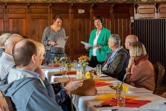 Im Zeichen des Kaisers Karl: Mylaus Städtepartner wollen Jugendliche verbinden - Der Städtepartnerschaftsverein Mylau hat den 15. Jahrestag der Unterzeichnung der Partnerschaft mit Althen-des-Paluds (Frankreich), Montecarlo (Italien) und Karlštejn (Tschechien) gefeiert. Im Foto hinten stehend: Vereinsvorsitzende Birgit Firnhaber (rechts) und Futurum-Lehrerin Susann Heinrich. 