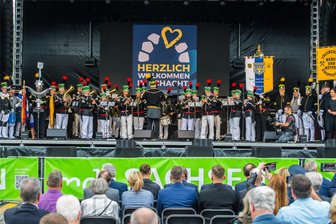 Im Zeichen von Schacht und Steigerlied: Tag der Sachsen in Aue-Bad Schlema eröffnet - Das Bergmannsblasorchester Aue-Bad Schlema spielte den Auer Bergmarsch als Auftakt zur Eröffnungsveranstaltung.