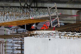 Im Zeitraffer: Spektakuläres Video von der Mega-Baustelle Neue Elsterbrücke in Plauen - Nachts auf der Baustelle: Am späten Dienstagabend schoben die Bauleute eine Extraschicht an der Neuen Elsterbrücke ein.