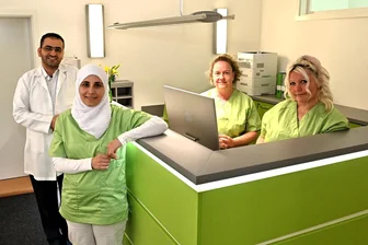 Im Zentrum von Mittweida: Neue Hausarztpraxis öffnet nach Ostern - Das ist der Empfangsbereich der neuen Hausarztpraxis von Dr. Ahmad Khater in Mittweida: Hier arbeiten seine Frau Manal Khater, Mareike Zeißler und Jacqueline Meese (v. l.).