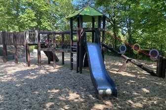 Im Zoo der Minis in Aue kann ab Samstag wieder der Spielplatz genutzt werden - Kletterturm, Rutsche, Netz und Hängebrücke bietet das neue Spielgerät im Auer Zoo der Minis.