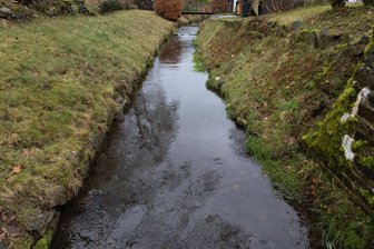 Im zweiten Anlauf: Bachmauer in Erlbach wird saniert - In Erlbach wird die Bachmauer des Schwarzbaches (im Foto) im zweiten Anlauf saniert.