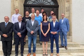 Im zweiten Anlauf: Klingenthaler Stadtrat bestätigt Mandatsverzicht - Michael Zettl (mittlere Reihe links) wurde von seinem Mandat entbunden. Er hatte berufliche Gründe dafür angeführt.