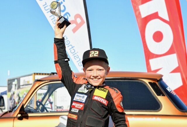 Im zweiten Jahr gleich Vizemeister - Der junge Motorradrennfahrer Till Trinks aus Meerane hatte in dieser Saison viel Grund zum Jubeln. 