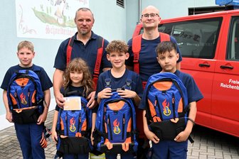 Im zweiten Versuch: Reichenbacher Ortsteil hat wieder eine Jugendfeuerwehr - Ein Teil der Jugendgruppe Schneidenbach mit ihren Betreuern Torsten Jäkel und Konstantin Luick