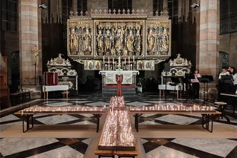 Im Zwickauer Dom zum Auferstehungsgottesdienst: Was Normalaufsteher verpasst haben - Auferstehungsgottesdienst: Ein leuchtendes Kreuz aus Kerzen vor dem gewandelten Wolgemut-Altar im Dom St. Marien.