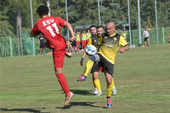 Im Zwickauer Fußball-Kreispokal bleibt es nicht bei einer Überraschung - Finn Thieme (am Ball) hat sich mit dem SV Planitz am Sonntag den Gästen vom Ebersbrunner SV geschlagen geben müssen. Das Spiel hatte über 300 Zuschauer angelockt.