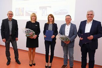 Im Zwickauer Landkreis gibt es noch 226 freie Ausbildungsstellen - IHK-Vizegeschäftsführer Ekkehard Wunderlich und Bildungsreferentin Simone Bronsert zeichneten die Speditions-Geschäftsführerin Doreen Paesold-Runge, Ausbildungsleiter Kai-Uwe Schulz und Logistik-Geschäftsführer Heiko Nowak von Weck und Poller (v. l.) für ihre Ausbildungsarbeit aus.