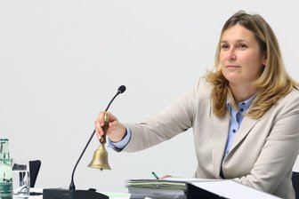 Im Zwickauer Rathaus läutet die Alarmglocke: Nächster Stadtrat könnte mehr als zwei Millionen Euro kosten - Bild mit Symbolkraft: Oberbürgermeisterin Constance Arndt (BfZ) läutet immer dann die Glocke, wenn sie während der Sitzung die Stadträte zur Ruhe ruft. Dieses Mal geht es aber nicht um Ruhe, sondern um Geld.