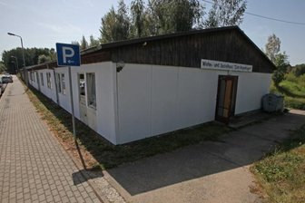 Im Zwickauer Regenbogenhaus herrscht tristes Grau - Nachts ist das Obdachlosenheim "Regenbogen" alles andere als eine verbotene Zone: Jugendliche von außerhalb laufen lärmend durch die marode Baracke, deren Haustüren unverschlossen sind.