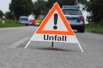 Im Zwickauer Stadtteil Eckersbach hat sich ein Radfahrer bei einem Zusammenstoß mit einem Auto verletzt - In Eckersbach hat sich ein Radfahrer bei einem Unfall verletzt.