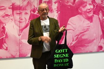 Im Zwischen-Land: Ein Abschied von Ikonen mit leichter Wehmut - Zwischen Gott, Bowie, Marx und Merkel - Kunstermöglicher Kasper König im Chemnitzer Projektraum hinter dem "Nischel".