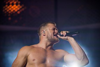 Imagine Dragons in Chemnitz: Kino statt Konzerthalle – und es rockt trotzdem - Sänger Dan Reynolds von den Imagine Dragons bei einem Konzert der Band in Rio de Janeiro im vergangenen Jahr.