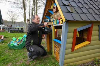 Imbiss am Chemnitztalradweg ist wieder offen - Ronny Stransky bereitet den Imbissstand mit Spielplatz am Chemnitztalradweg vor.