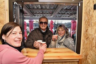 Imbiss an der Talsperre Pirk wagt Winter-Experiment - Kathrin Thumser (links) hat den Imbiss an der Talsperre Pirk bei schönem Wetter, an den Wochenenden, in den Wintermonaten geöffnet. 