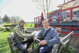 Imbiss gegenüber der Heideschänke: Betreiber kämpft um Weiterbetrieb - Torsten Weihrich (links) kämpft für den Erhalt seines Imbisses an der ehemaligen Heideschänke. Dafür hat er Unterschriften gesammelt. Sascha Wagner von Cabin Wood will weitere Minihäuser auf der Wiese errichten.
