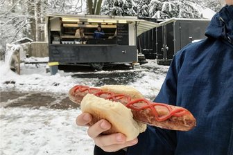 Imbiss im Schnee: Neuer Anlauf für die Apotheke im Stadtpark Hainichen - Am Sonntag gab es wieder Bratwurst am Imbissstand der Apotheke, geöffnet war zunächst für diesen einen Tag.