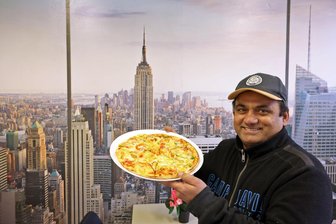 Imbiss Toros in Lichtenstein: 20 Jahre Döner, Pizza und Gespräch - Yussuf Muhammad Toros präsentiert eine Pizza Diavolo in seinem Lichtensteiner Imbiss.