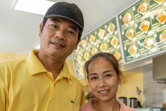 Imbiss wächst zum Bistro - Dang Thanh Xuan und ihr Mann Vu Manh Tuong im neu errichteten Bistro. Dort kann man einkehren oder auch Speisen mitnehmen.