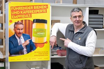 Imker Rico Heinzig aus Sachsen gegen Jan Böhmermann: Spendenkampagne rollt - Der Stein des Anstoßes: Um dieses Plakat geht es im Rechtsstreit zwischen Imker Rico Heinzig und TV-Satiriker Jan Böhmermann.