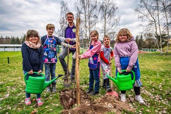 Imker und Schüler packen im Erzgebirge für Bienen an - Voller Einsatz für Bienen: Pauline Felicitas, Kira, Guido Zappel (Vorstandsmitglied im Imkerverein), Emilia Jolie, Ben und Emma.