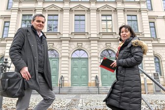 Immenser Wasserschaden im frisch sanierten Amtsgericht Freiberg: Übergabe auf unbestimmte Zeit verschoben - Falk Reinhardt und Astrin Rose vom Staatsbetrieb Sächsisches Immobilien- und Baumanagement vor dem sanierten Freiberger Justizgebäude. Darin ist vor wenigen Tagen großer Schaden entstanden.