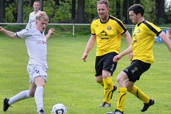 Immer da, wenn man ihn braucht - Kevin Hampf (Mitte) ist immer da, wenn es personaltechnisch beim VfB Auerbach II eng wird. Der Ex-Bundesligaspieler bestritt hier gegen Schneeberg sein erstes Saisonspiel in der Fußball-Landesklasse.