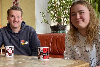 Jonas Pfüller arbeitet seit Anfang Oktober in Mittweida im Städtischen Freizeitzentrum. Zu seinem Job gehört es auch, sein Wissen über Jugendarbeit an Praktikantin Alina Knobloch weiterzugeben. Sie studiert an der Hochschule Mittweida Soziale Arbeit. 