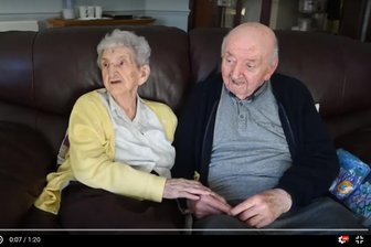 Immer eine Mutter - Mutter Ada Keating und Sohn Tom im Heim in Huyton.