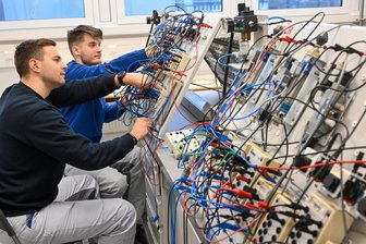 Immer mehr Auszubildende in Handwerk und Handel in und um Chemnitz - Mechatronik-Azubis im VW-Motorenwerk 2024. Obwohl die Branche kriselt, ist der Beruf beliebt.