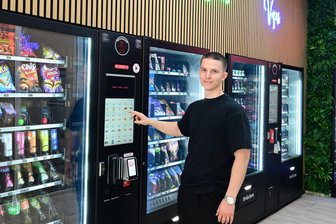 Immer mehr Automatengeschäfte in Zwickau: Wie steht es um die 24-Stunden-Läden? - Lukas Becher betreibt den „24Seven“ Automatenladen in Zwickau. Der rentiere sich auf jeden Fall für ihn, sagt er.