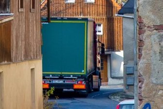 Immer mehr dicke Brummer quetschen sich durchs Nadelöhr - Eng, enger - Ortsdurchfahrt Falkenau: Vor allem im Bereich der früheren Baumwollspinnerei ist die Straße ein Nadelöhr.