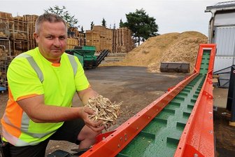 Immer mehr Firmen im Kreis Zwickau richten sich nachhaltig aus - Mit dieser neuen Maschine schreddert die Remser Firma Paletten-Recycling nicht mehr verwendbare Paletten. Das Material wird an die Spanplattenindustrie verkauft. Thomas Landgraf beim Probelauf der Anlage.