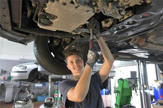 Immer mehr Frauen interessieren sich für eine Ausbildung zur Kfz-Mechatronikerin - Doreen Schmidt aus Freiberg ist Kfz-Mechatronikerin. Hier bereitet sie gerade einen Ölwechsel vor.