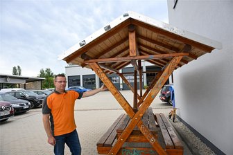 Immer mehr illegale Schmierereien in Limbach-Oberfrohna: Wie der Bauhof gegen Zerstörungen ankämpft - Bauhof-Leiter Norman Uhlig an der Hütte des ehemaligen Grillplatzes an der Kellerwiese. Dieser wurde im Februar wegen immer größerem Vandalismus abgebaut.