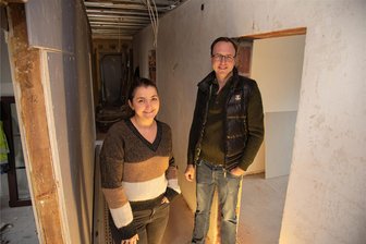 Immer mehr jüngere Gäste: Hotel Vogtland in Bad Elster setzt auf trendige Zimmer - Franziska (links) und Christian Sauermann in einem der Hotelflure, die ebenfalls im Hotel Vogtland renoviert werden.