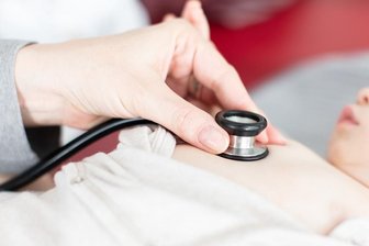 Immer mehr Kinder wegen RS-Virus im Krankenhaus - So ist die Lage in Sachsen - Das Robert-Koch-Institut (RKI) meldet in seinem jüngsten Bericht für das RS-Virus stark steigende Infektionszahlen in Deutschland.